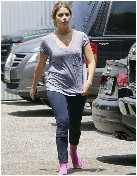 Popoholic Blog Archive Ashley Benson Heads To The Gym Looking Uber Hot And Barefoot