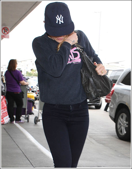 Scarlett Johansson dons skintight blue leggings and a baseball cap