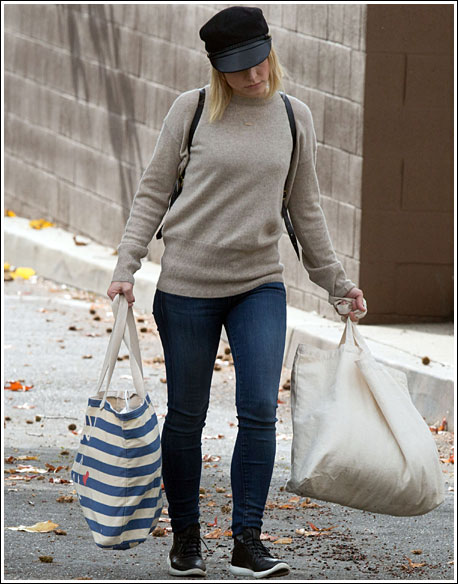 Popoholic » Blog Archive » Kristen Bell Gets Leggy And Curvy In Skin-Tight  Jeans