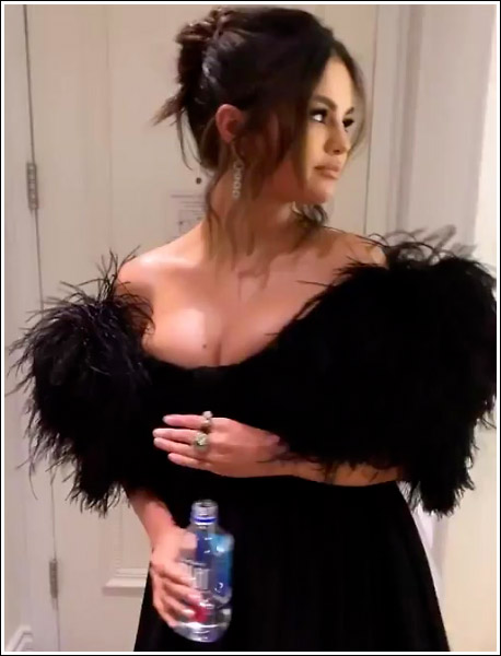 Popoholic » Blog Archive » Selena Gomez Bends Over, Gives Us A Peek At Her  Ginormous Boobs/Cleavage!
