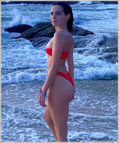49 Hottest Zoey Deutch Bikini Pictures Will Make You Want To Play With Her  – The Viraler